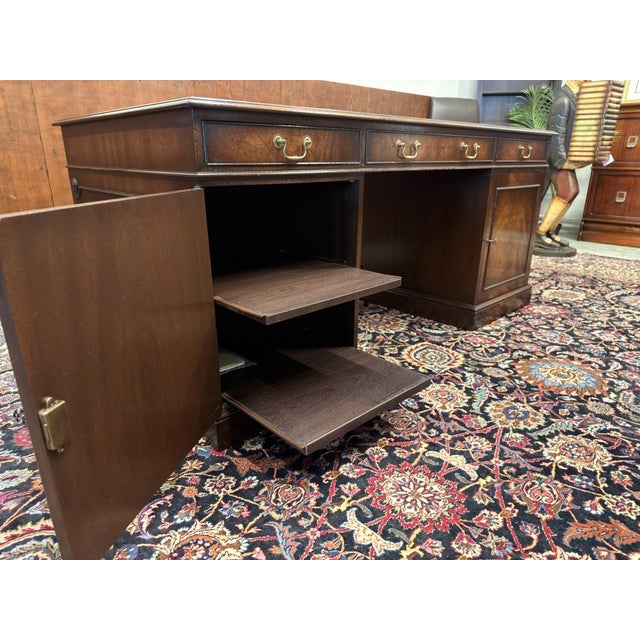 English Chesterfield Desk in Walnut and Leather For Sale - Image 13 of 18
