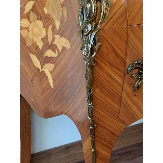 Metal French Louis XV Style Kingwood & Marquetry Ormolu Mounted Bombe Commode For Sale - Image 7 of 12