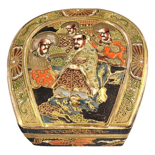 Exceptional Japanese Satsuma Earthenware Box by Tōshōzan For Sale