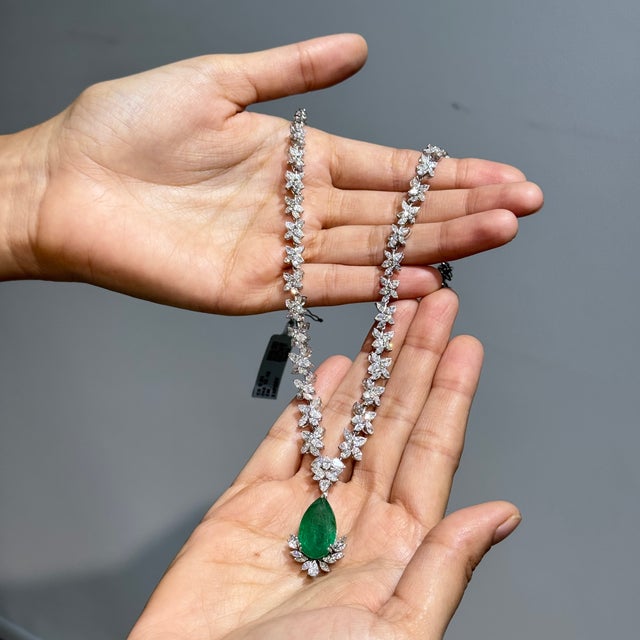 Art Deco Art Deco Pear Drop 9.81ct Emerald & 12.19ct Diamond Designer Necklace in 14k White Gold For Sale - Image 3 of 15