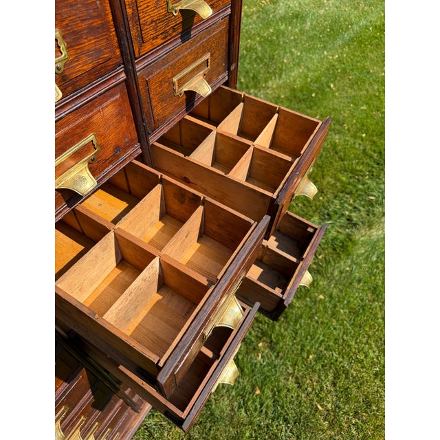 Antique Oak 30-Drawer Library Card Catalog Cabinet Late Victorian / Early Arts & Crafts | C. 1886–1905 | Original Finish & Brass Hardware For Sale In Boston - Image 6 of 16