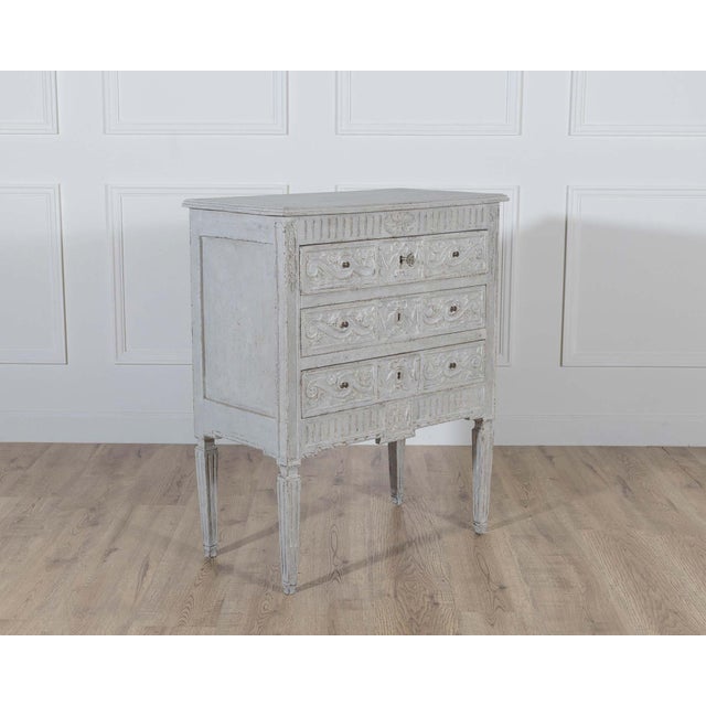 Light Gray Early 20th Century French Chest of Drawers with Exceptional Craftsmanship For Sale - Image 8 of 12