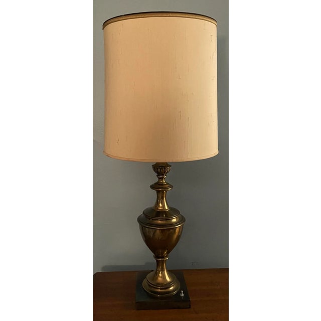Mid 20th Century Mid-Century Modern Stiffel Brass Hollywood Regency Urn/Trophy Table Lamp For Sale - Image 5 of 12