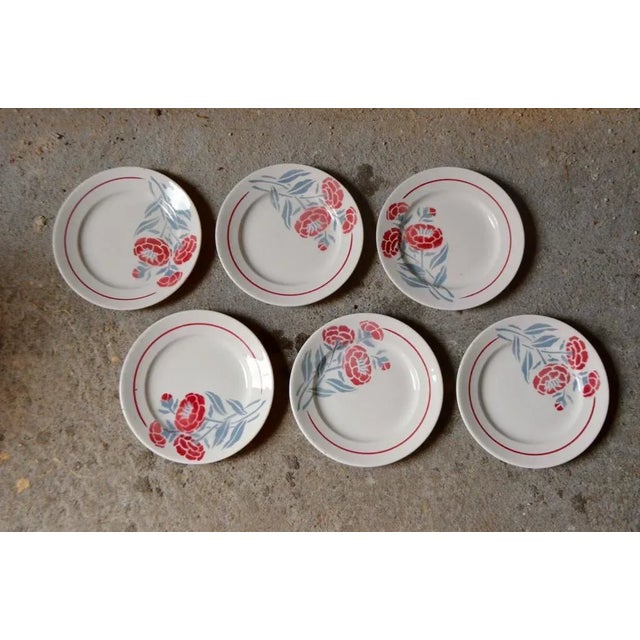 - Set of 6 model Hélène earthenware plates - Features Art Deco floral motifs - Produced by the Faïencerie de Givors -...