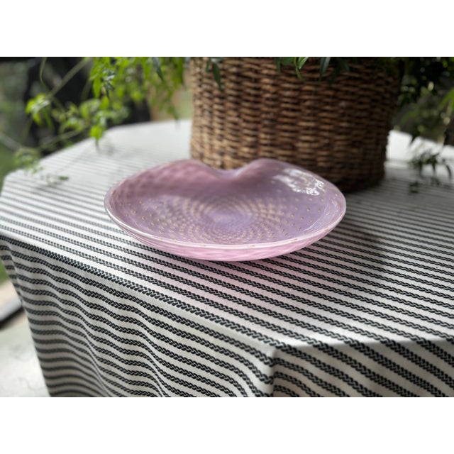 Vintage Large Scale Archimede Seguso Murano Bullicante Bowl / Vide-Poche in Lavender With Gold Adventurine For Sale - Image 10 of 18