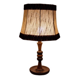 Antique Art Deco German Table Lamp with Turned Base in Maple and Walnut Wood and Beige Fabric Shade, 1920s For Sale