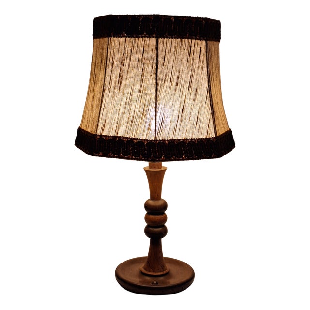 Antique Art Deco German Table Lamp with Turned Base in Maple and Walnut Wood and Beige Fabric Shade, 1920s For Sale