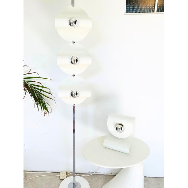 White Vintage Curved Sheet Metal Table Lamp by Reggiani, Italy, 1970s For Sale - Image 8 of 9