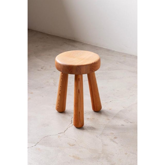 Smal milking stool designed and made by Ingvar Hildingsson. Made in Sweden in between the 1960s and 1970s Turned from...