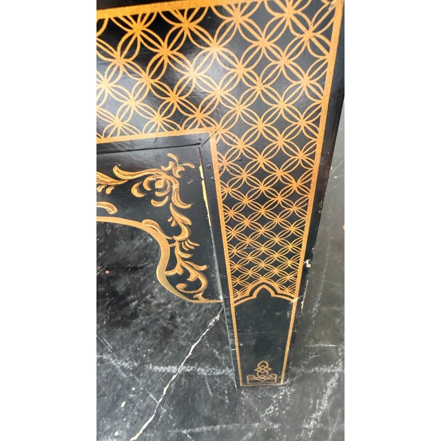 Wood 1980s Drexel Heritage Chinoiserie Parsons Coffee Table, Lacquered With Gilt Asian Motif Inlay For Sale - Image 7 of 11