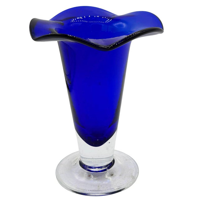 Modern 1980s 9” Tall Dark Cobalt Blue Art Glass Hand-Blown Vase W/ Ruffle Top For Sale - Image 3 of 5