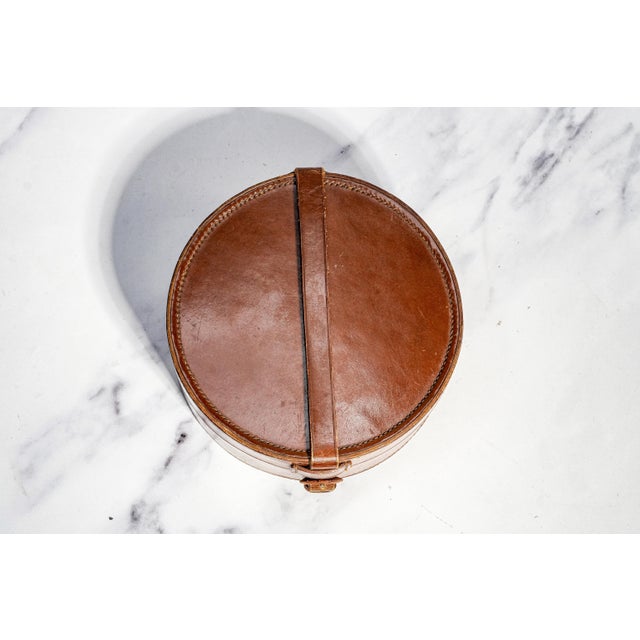 Late 19th Century Heritage Style Antique Victorian Round Leather Collar Box Home Decor Prop Storage For Sale - Image 5 of 10