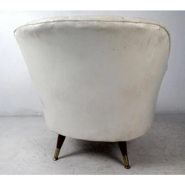 1960s Mid-Century Modern White Vinyl Lounge Chair For Sale - Image 4 of 8