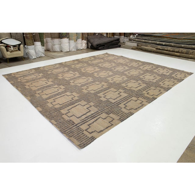 2010s Modern Dhurrie Handcrafted Natural Jute Rug in Tan For Sale - Image 5 of 9