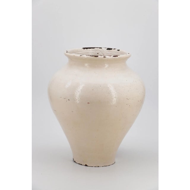 1900s White Pot Depicting a Hand Painted Model of a Rooster, Portuguese For Sale - Image 4 of 12