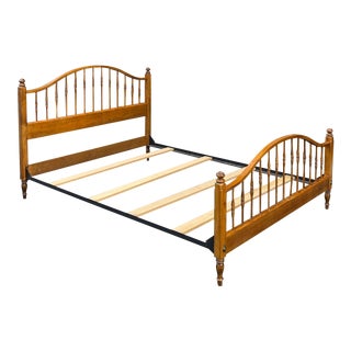 1980s Ethan Allen Circa 1776 Traditional Country Maple Queen Windsor / Spindle Bed Frame (18-5623) For Sale