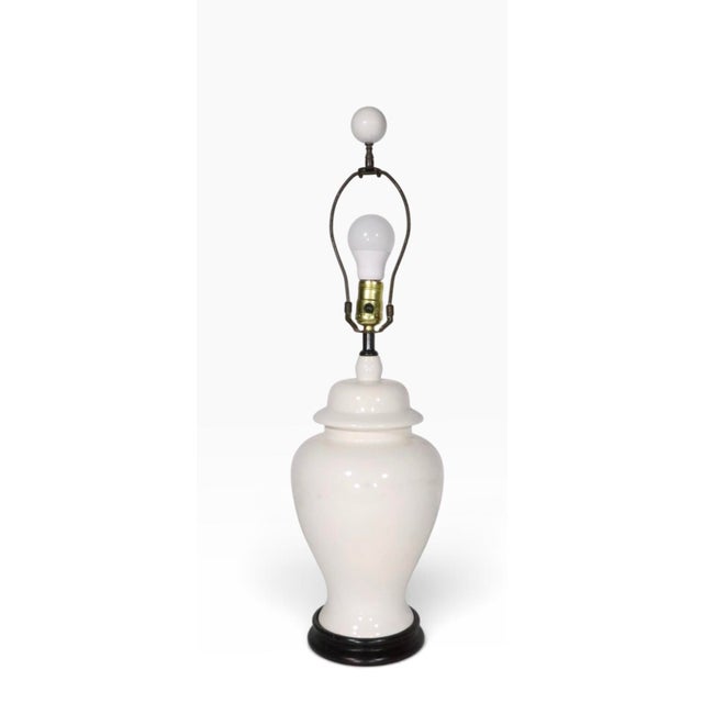 Late 20th Century Asian Modern White Ceramic Ginger Jar Form Table Lamp For Sale In New York - Image 6 of 6