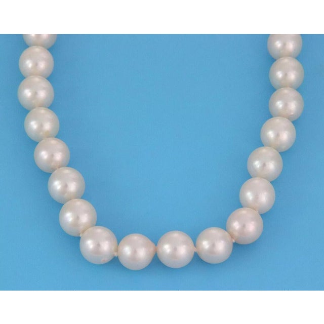 Contemporary Diamond 14k White Gold Floral Clasp 8.8mm Pearl Necklace For Sale - Image 3 of 5