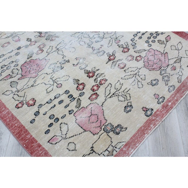 Cream Floral Designed Vintage Turkish Area Rug - 57"x 94.5" For Sale - Image 8 of 11