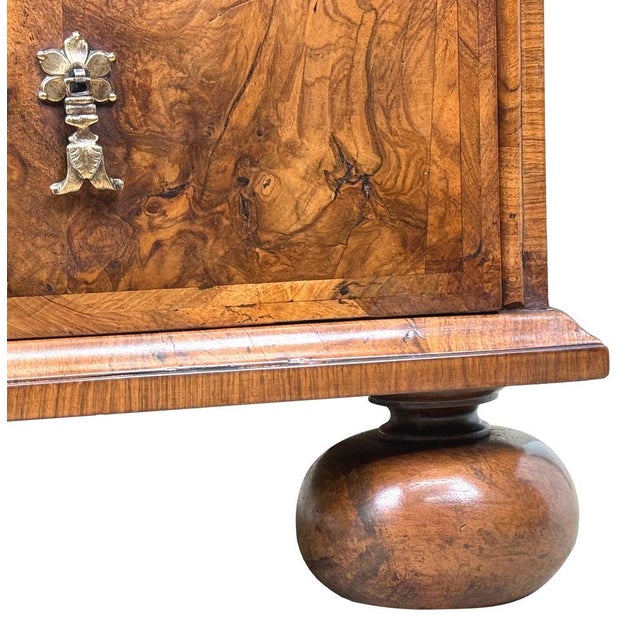 Early 18th Century Antique Queen Anne Chest of Drawers in Walnut, 1705 For Sale - Image 5 of 14