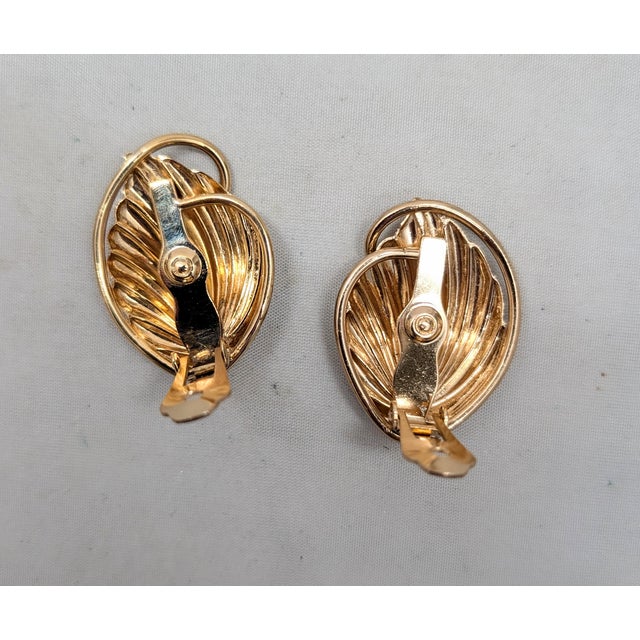 Metal Vintage 1950s Signed Napier Goldtone Ribbed Leaf With Curled Stem Clip Earrings-2 Pieces For Sale - Image 7 of 7