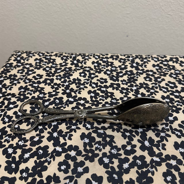 1910s Ornate Victorian-Style Silver-Plated Scissor Serving Tongs With Scallop Shell For Sale - Image 4 of 4