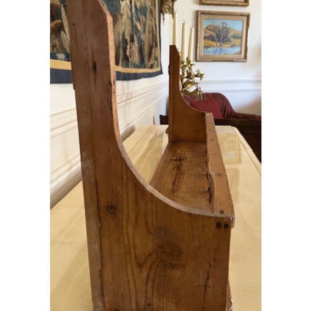 Antique American pine wall shelf with spindle gallery rail. Single shelf. Excellent condition.Has hanging brackets attached.