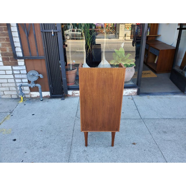 Contemporary London Vinyl Organizer Shelf For Sale - Image 3 of 13