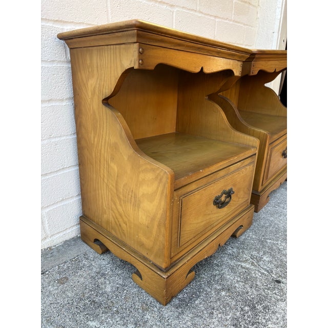 American Pair of Vintage Maple Nightstands / Side Tables For Sale - Image 3 of 6