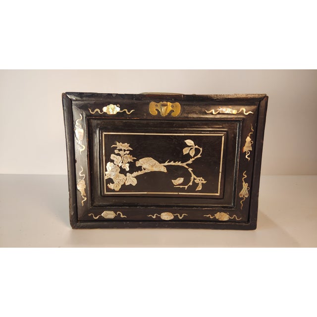 Art Deco Beautiful Bamboo-and-Bone Mahjong Set in a Black Lacquer Box With Mother of Pearl For Sale - Image 3 of 17