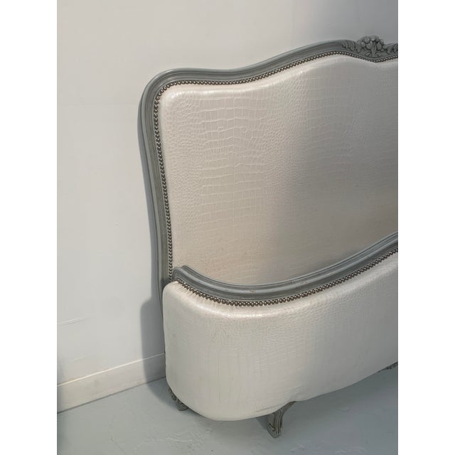 20th Century Louis XV Basket Bed in Patinated Beechwood For Sale - Image 4 of 12