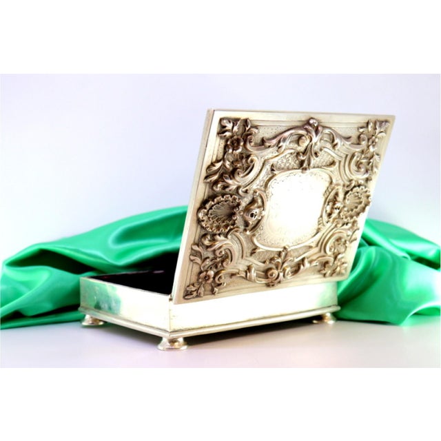 Silver Shell Jewelry Box with Reliefs and Applications, in Good conditions. Designed 1920 to 1949