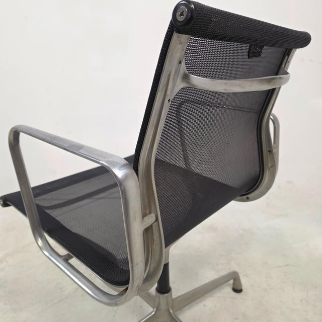 1990s Vintage Netweave Chairs in Aluminium by Charles and Ray Eames for Vitra, 1990s, Set of 7 For Sale - Image 5 of 7