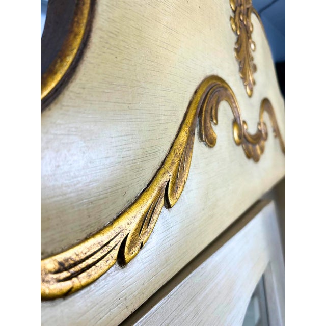 Vintage Provincial Neoclassical Gilt Painted Wavy Corner Lighted Vitrine Cabinet For Sale In Chicago - Image 6 of 9