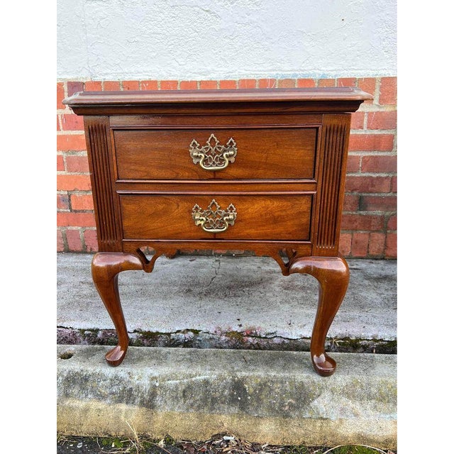 Queen Anne Late 20th Century Pair of Vintage Thomasville Queen Anne Style Solid Cherry 2 Drawer Nightstands With Glass Top For Sale - Image 3 of 11