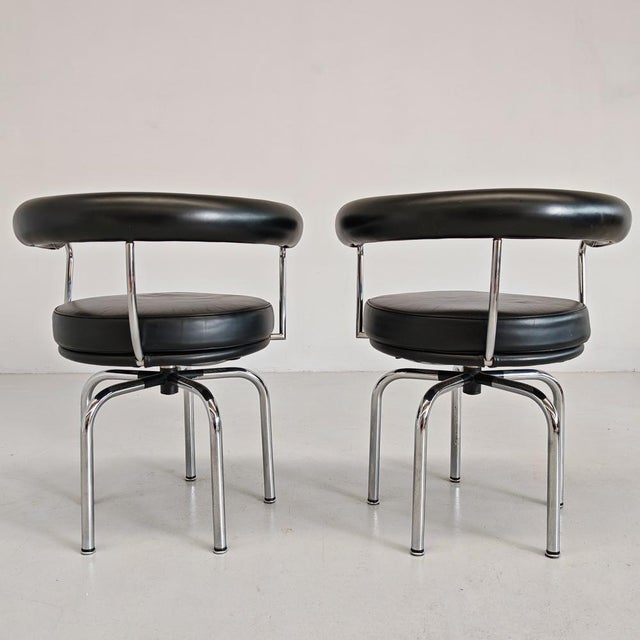 1980s LC7 Swivel Armchairs by Charlotte Perriand for Cassina, 1980s, Set of 2 For Sale - Image 5 of 18