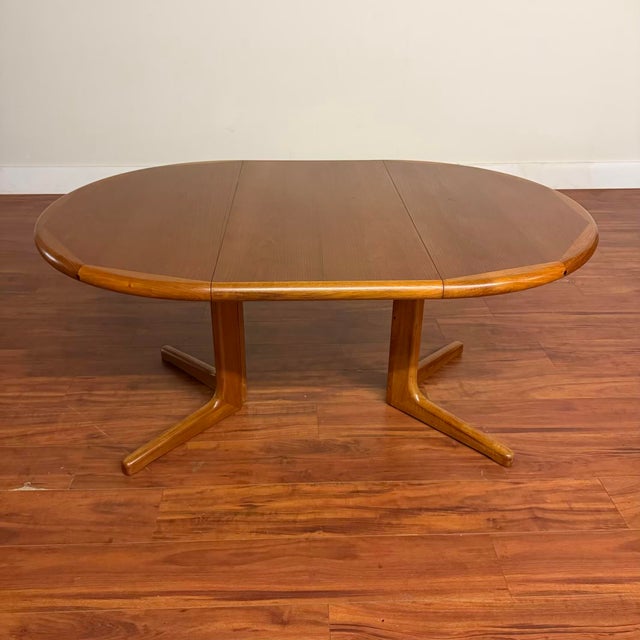 D-Scan 1960s Round Teak Pedestal Dining Table With 1 Leaf For Sale - Image 4 of 9