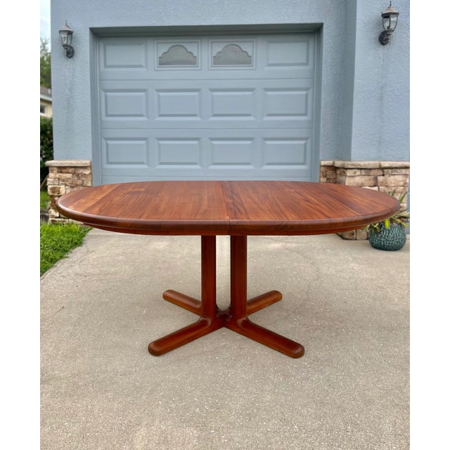 Mid Century Modern Extendable Rounded Dining Table With Pedestal Style