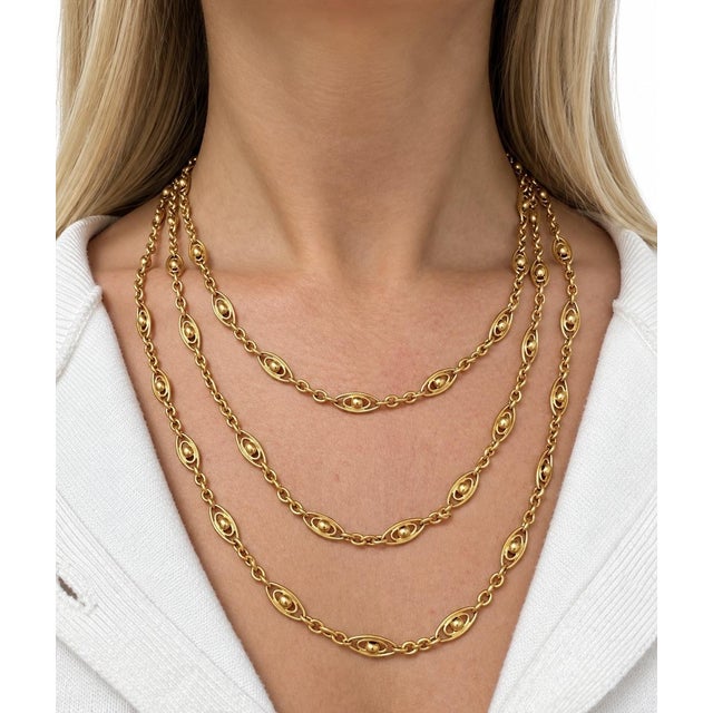 An elegant late Victorian muff long chain necklace, beautifully crafted in rich 20 karat yellow gold. The elongated chain...