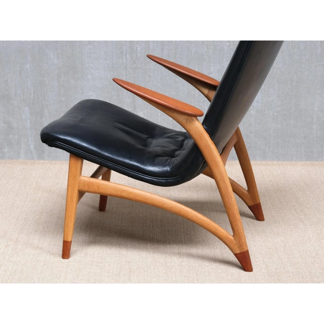 1950s Lounge Chair in Black Leather, Oak & Teak by Arne Hovmand Olsen for J.L. Møllers, Denmark, 1952 For Sale - Image 5 of 15