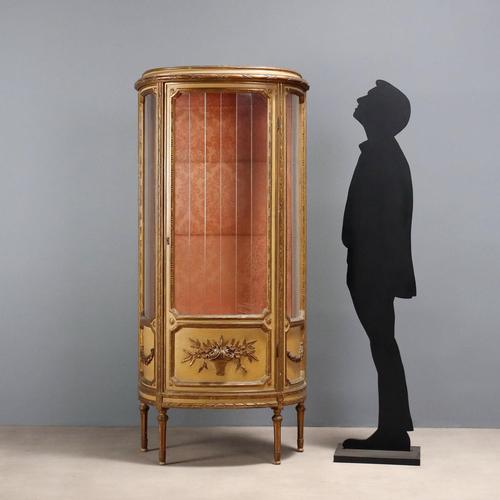 Neoclassical-style display cabinet in carved, lacquered, and gilded wood. The central door and curved sides feature...