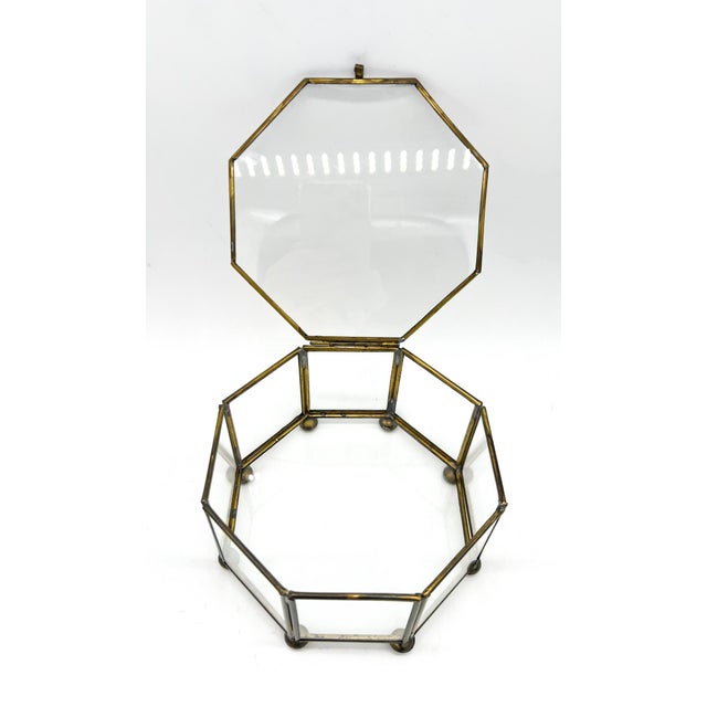 Mid-Century Modern Vintage Brass & Glass Octagonal Display Box / Jewelry Casket - Hollywood Regency, Mid-Century Modern, Modernist For Sale - Image 3 of 11