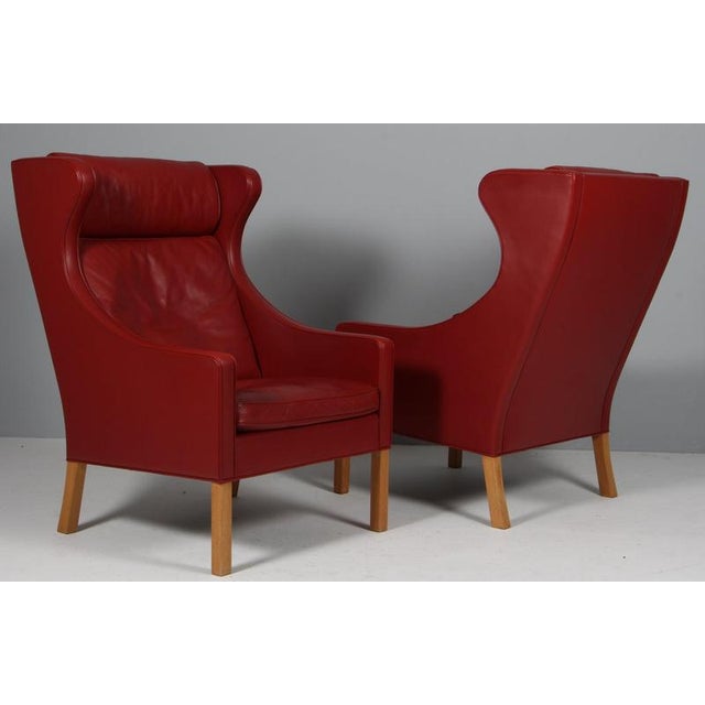 Red Model 2202 / 2204 Wingback Chairs and Ottoman in Leather attributed to Børge Mogensen for Fredericia, 1980s, Set of 3 For Sale - Image 8 of 10