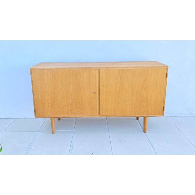 Mid-Century Modern Danish Oak Sideboard by Carlo Jensen for Poul Hundevad, 1960s For Sale - Image 3 of 18