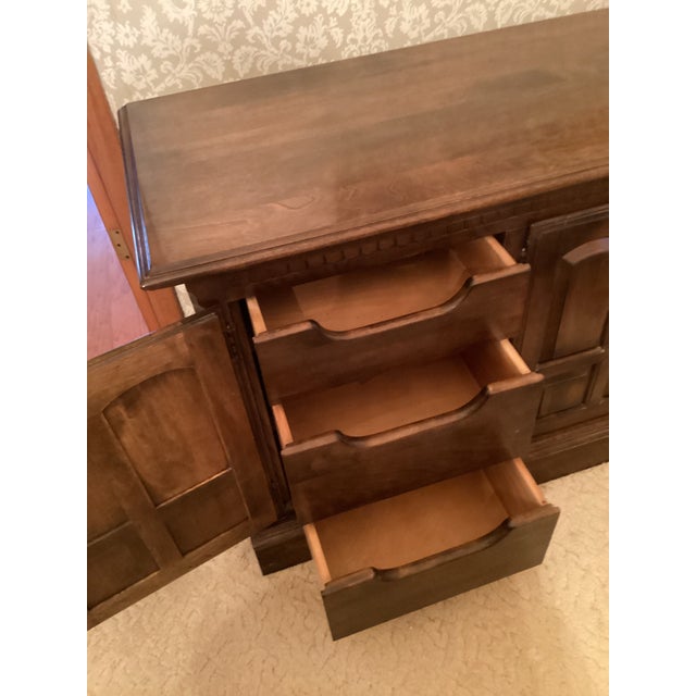 Vintage 1970’s Ethan Allen Lighted Maple China Cabinet/Hutch With Adjustable Glass Shelves For Sale - Image 6 of 11
