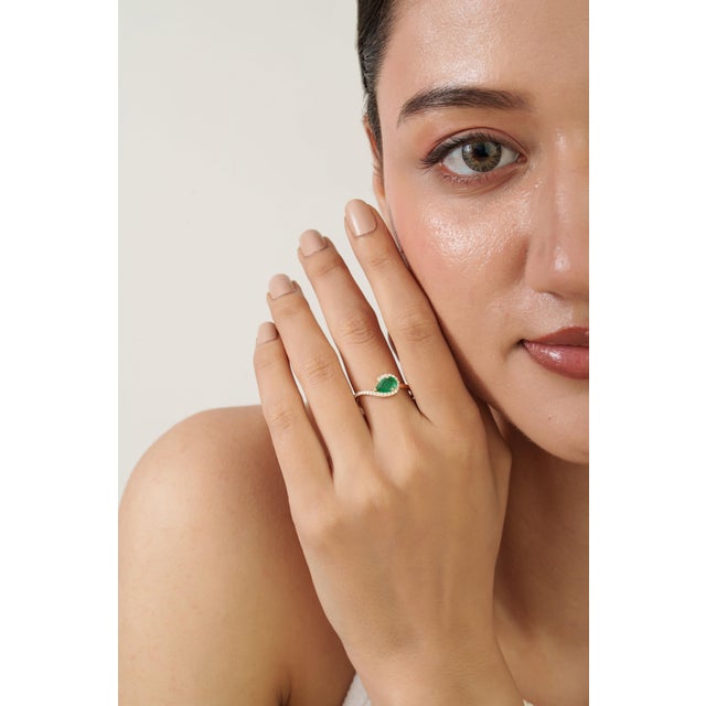 Modernist Pear Shape Emerald & Diamond Halo Ring in 14k Yellow Gold Size 9 For Sale - Image 11 of 17