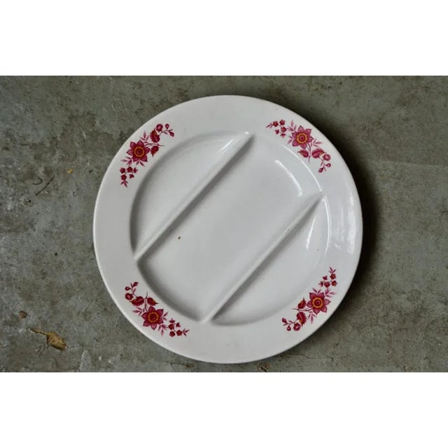 Pretty colorful flowers and compartmentalized background, these asparagus plates of the "Keller and Guerin" earthenware...