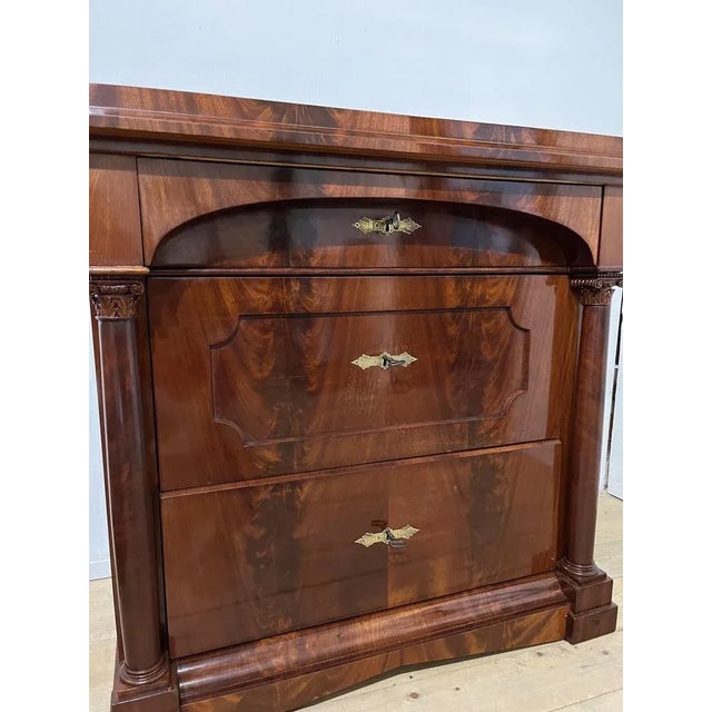 Traditional Small Chest of Drawers in Pyramid Mahogany For Sale - Image 3 of 7