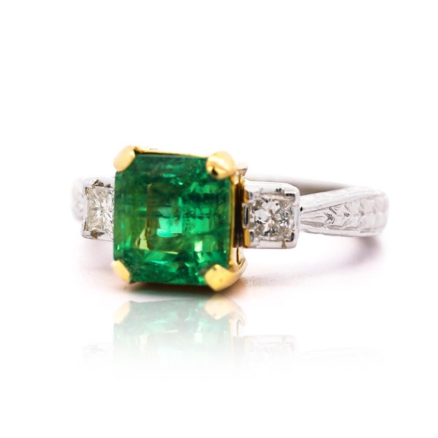 Contemporary 3.38 Carat Colombian Emerald & Diamond Filigree Three Stone Ring, Size 8 For Sale - Image 3 of 10