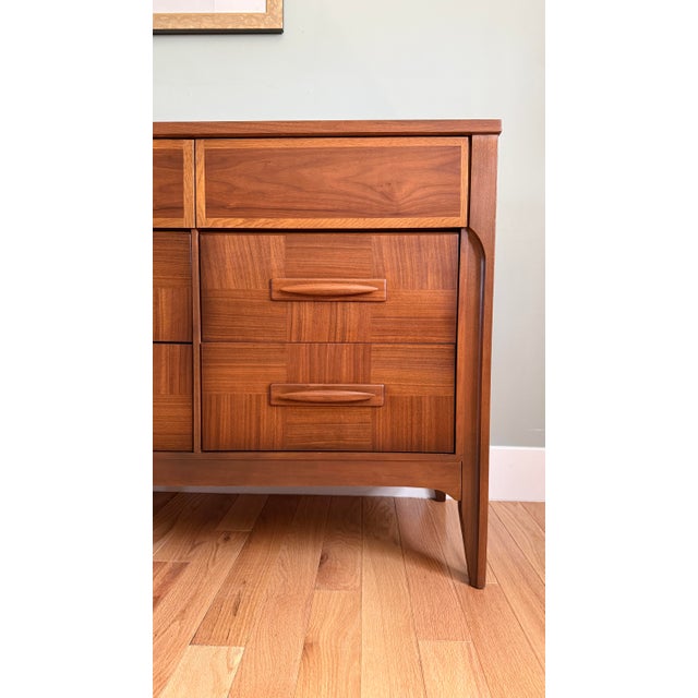 Vintage MCM Lowboy Dresser by Very Best Furniture Co. For Sale In New York - Image 6 of 12